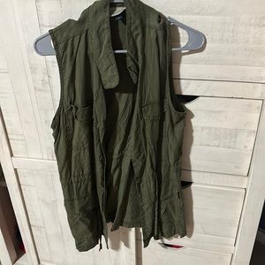 Universal thread vest with waist drawstrings.